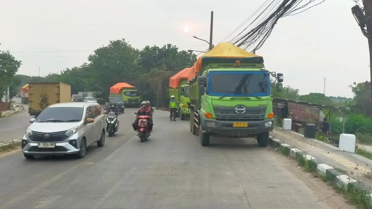 Polisi Tindak Truk Tanah Parkir Liar di Cikande, Atasi Keluhan Warga
