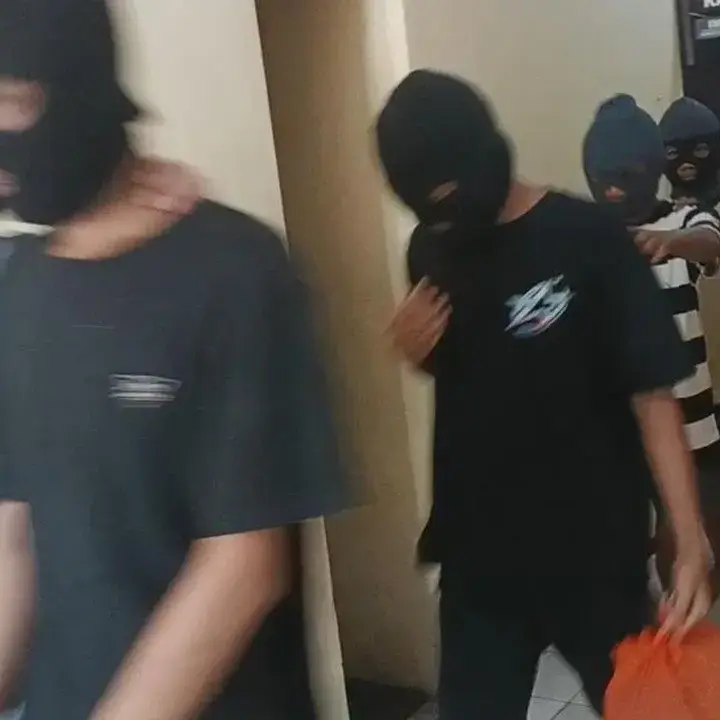 Polisi Ungkap Grup WhatsApp Pelaku Pemerkosaan Massal di Sampang