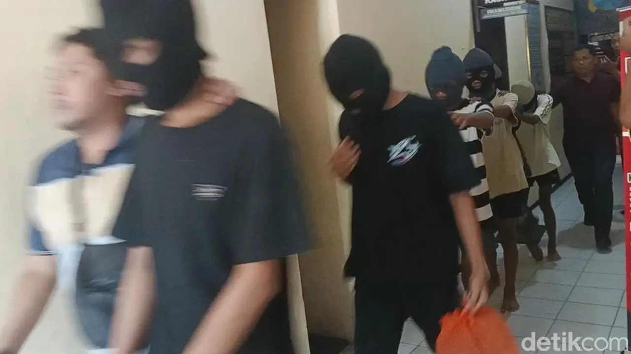 Polisi Ungkap Grup WhatsApp Pelaku Pemerkosaan Massal di Sampang