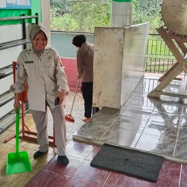 Polres Lubuk Linggau Gelar Kerja Bakti Bersihkan Masjid Lewat Program BELIDA
