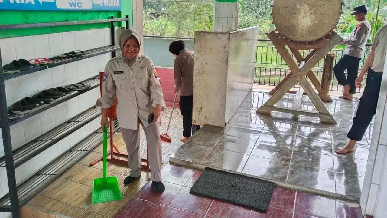 Polres Lubuk Linggau Gelar Kerja Bakti Bersihkan Masjid Lewat Program BELIDA