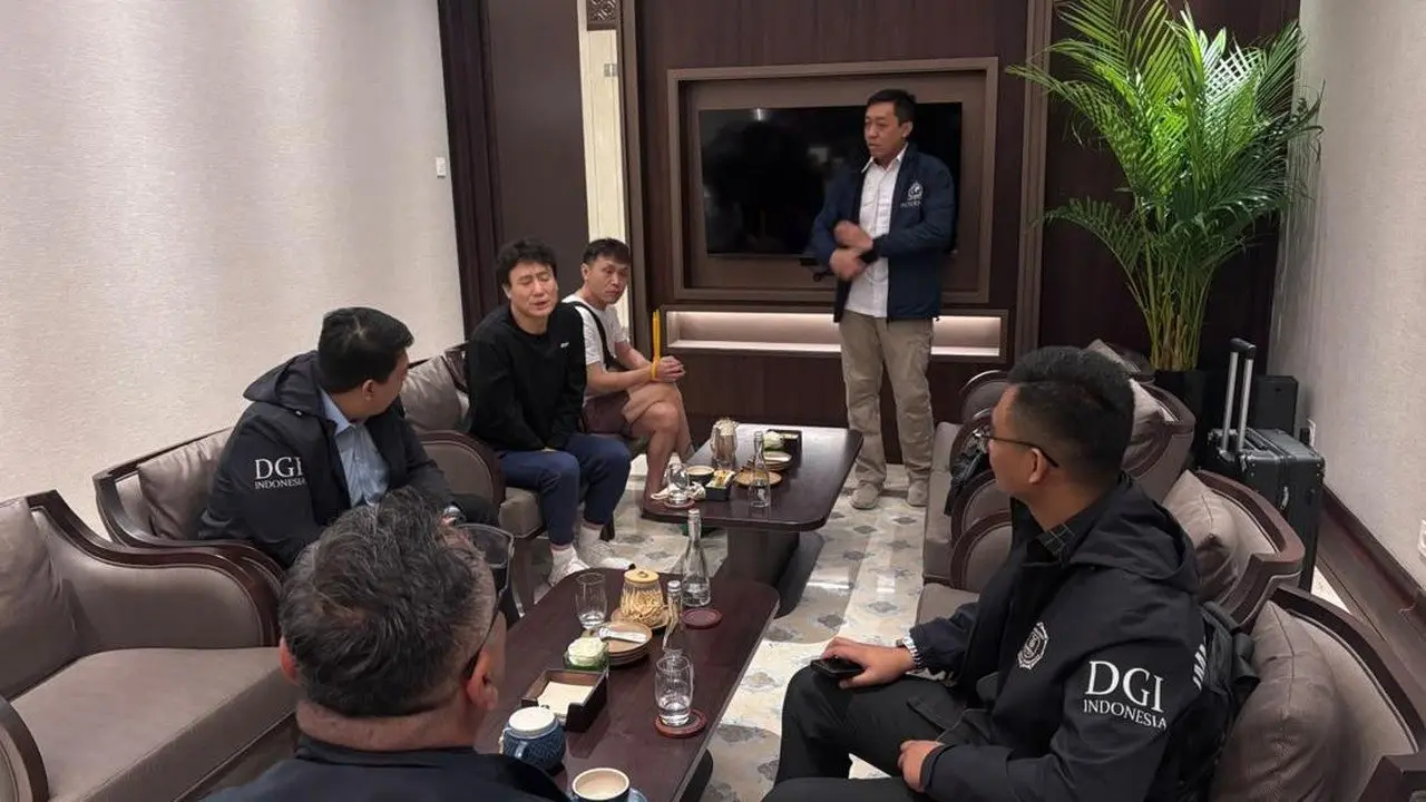 Polri-Kepolisian China Tukar Tiga Buron RRT, Satu WNI Dipulangkan
