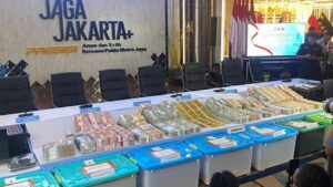 Polri Pamer Emas Batangan dan Dolar Hasil Penggeledahan Tiga Kasus Korupsi