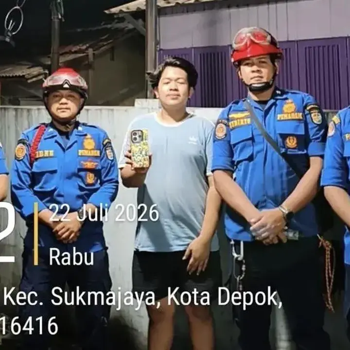 Ponsel Jatuh ke Sumur Saat Dini Hari, Petugas Damkar Depok Turun Tangan
