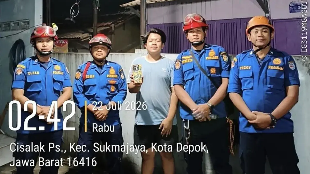 Ponsel Jatuh ke Sumur Saat Dini Hari, Petugas Damkar Depok Turun Tangan