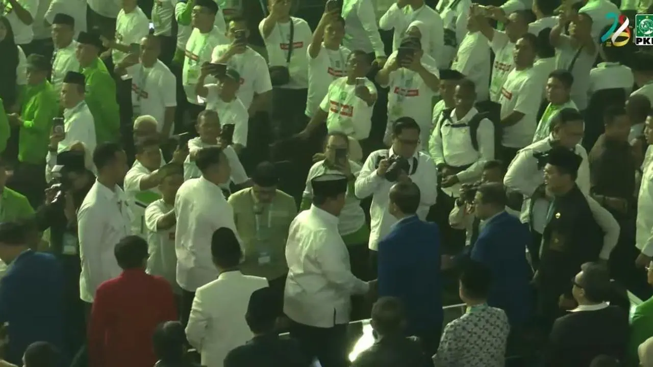 Prabowo dan Gibran Hadiri Harlah PKB ke-28, Kader Kenakan Kaos 'Prabowonomics'