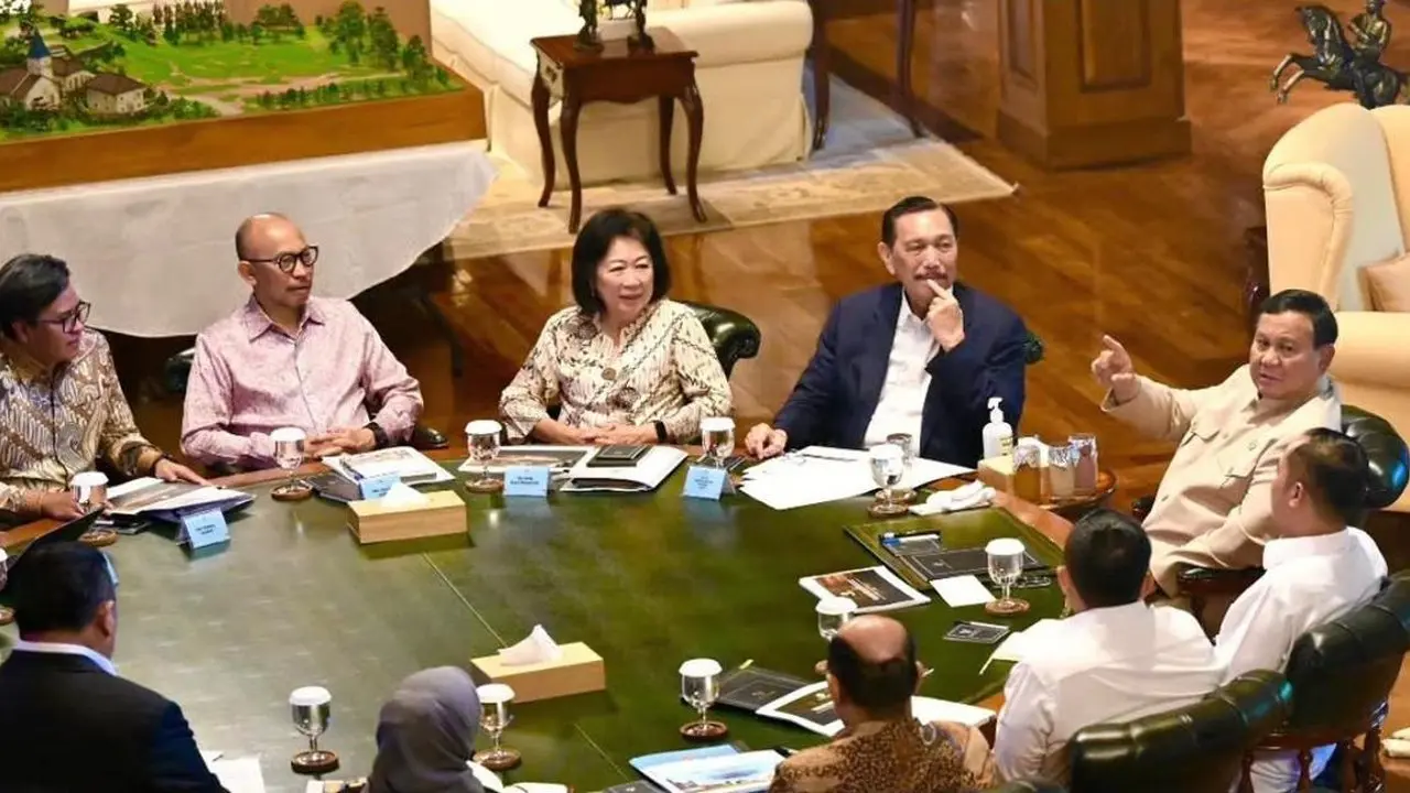 Prabowo Terima Laporan DEN soal Ekonomi dan Penyempurnaan GovTech di Hambalang