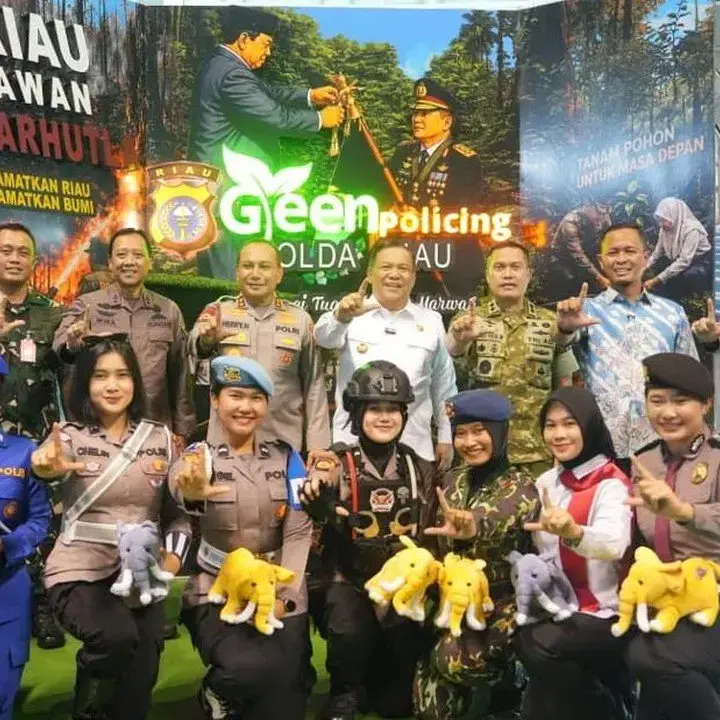 RBR 2026 Bagikan Boneka Gajah “Nona Seroja” dan Bibit Pohon untuk Peserta