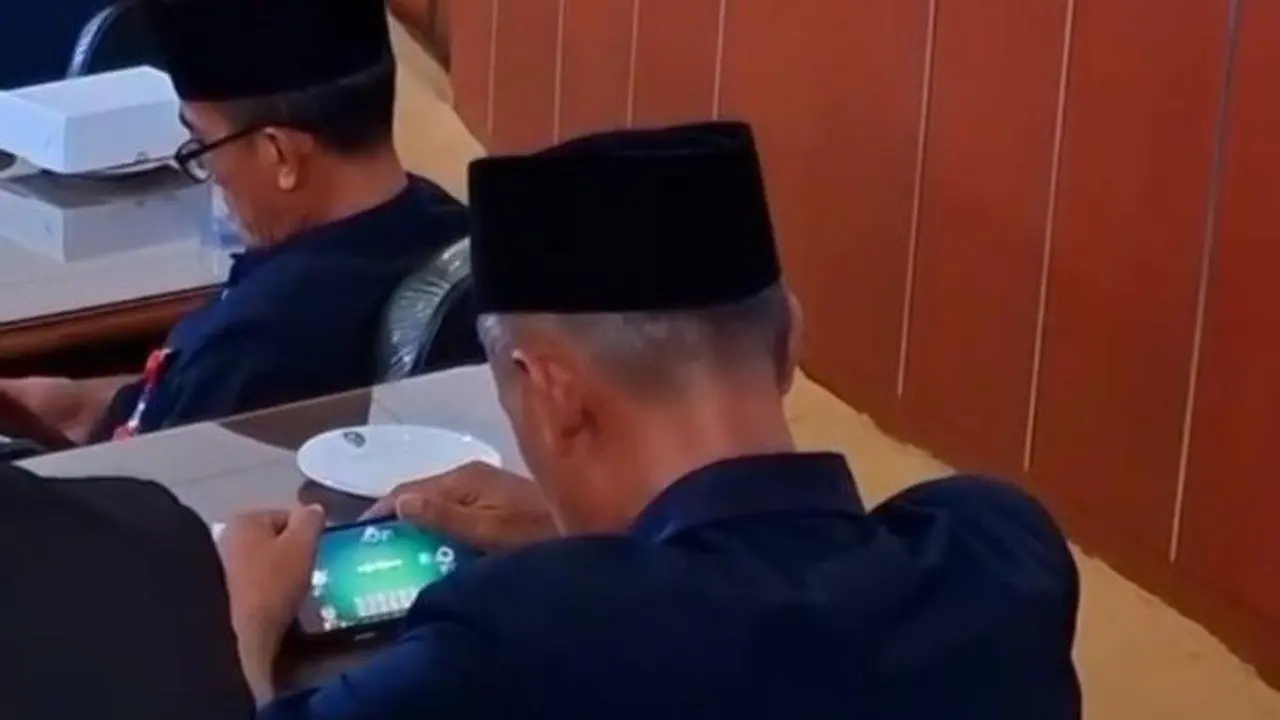 Rekam Jejak Camat Madiun yang Terpergok Bermain Game Saat Rapat Paripurna DPRD