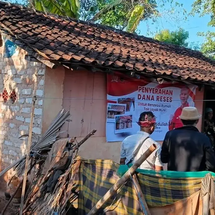Said Abdullah Salurkan Dana Reses untuk Perbaikan Rumah Warga Madura