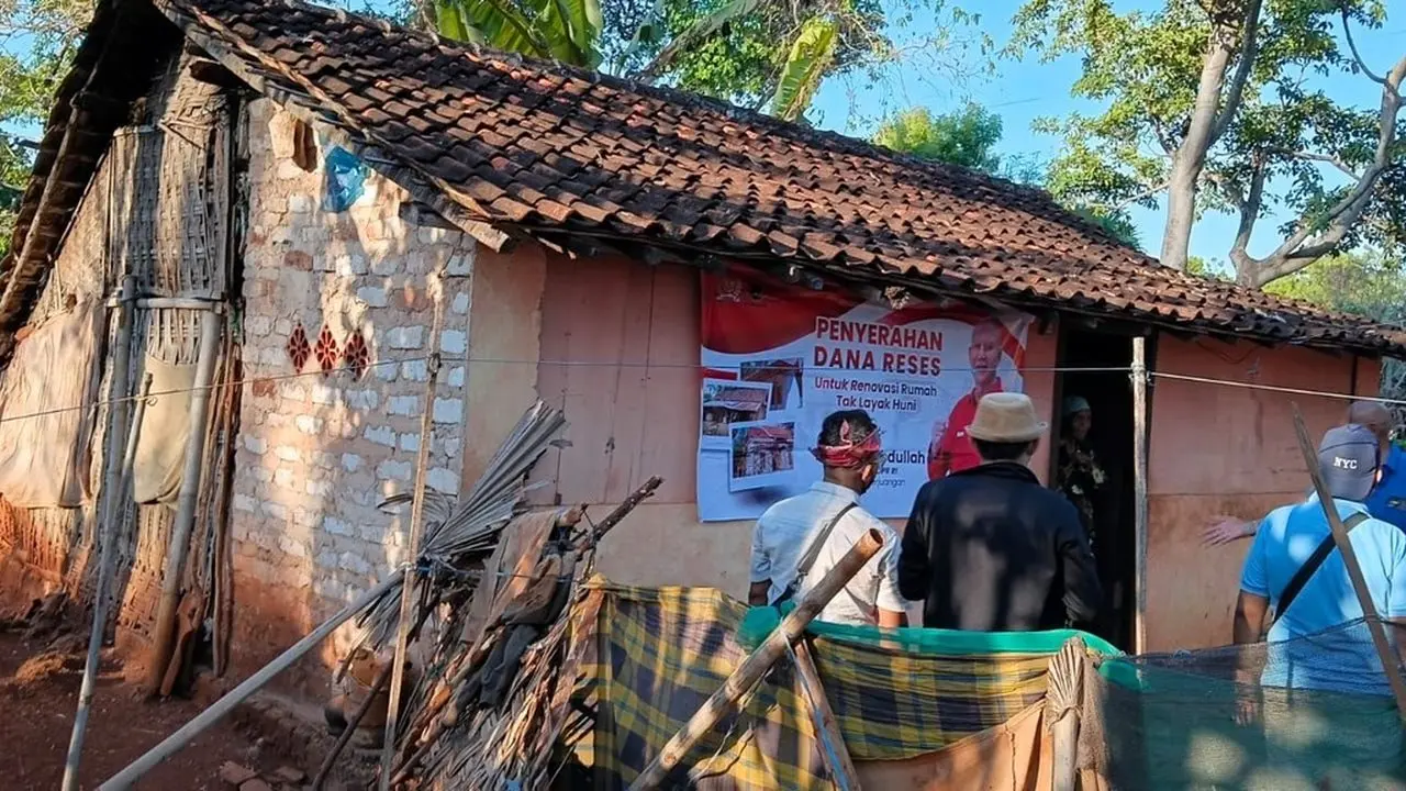 Said Abdullah Salurkan Dana Reses untuk Perbaikan Rumah Warga Madura