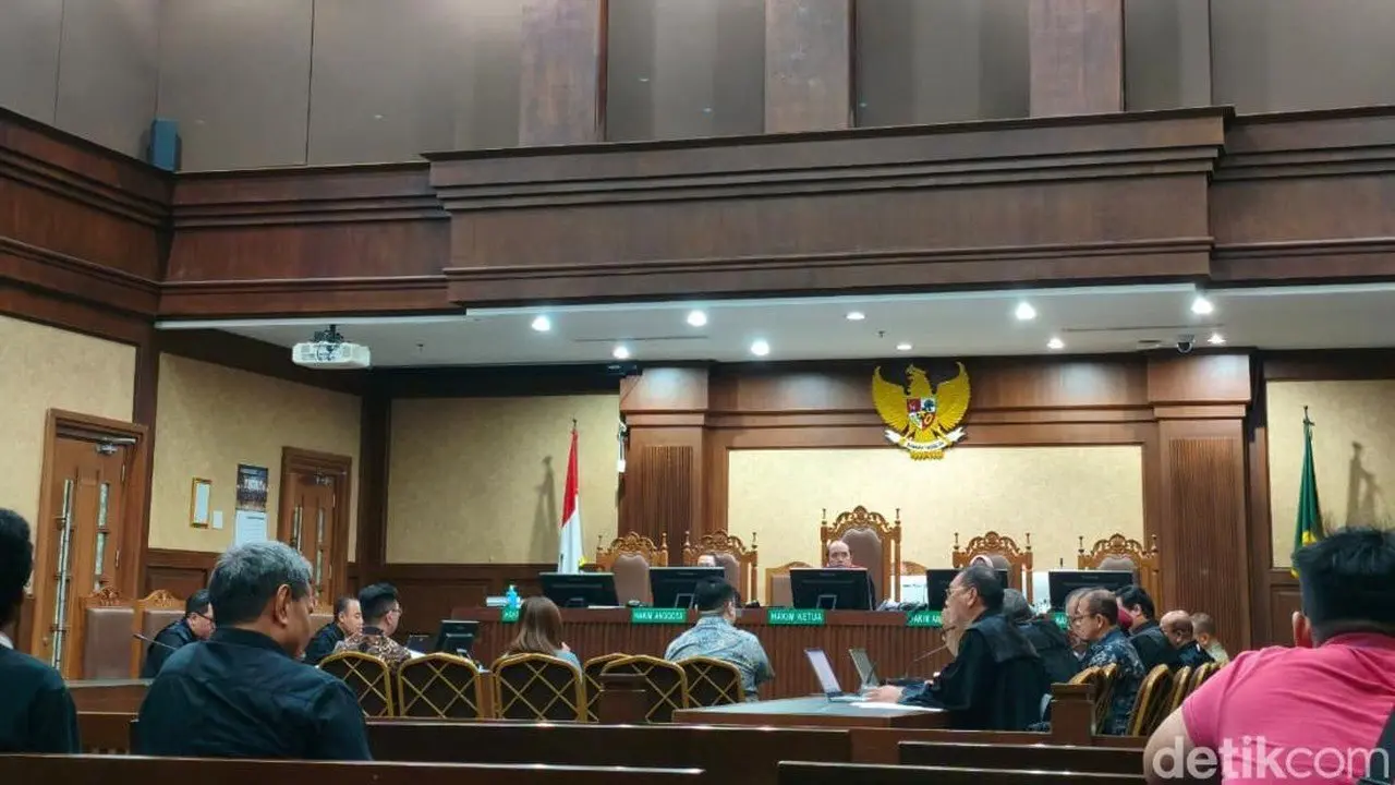 Saksi HRD BlueRay Akui Tulis Kode dan Masukkan Uang ke Amplop Untuk Pejabat Bea Cukai