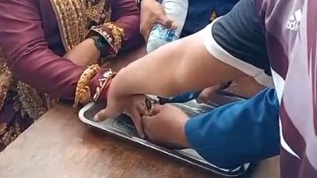 Salah Pakai Cincin Kawin, Pengantin Pria di Gowa Terpaksa Dibantu Petugas Damkar