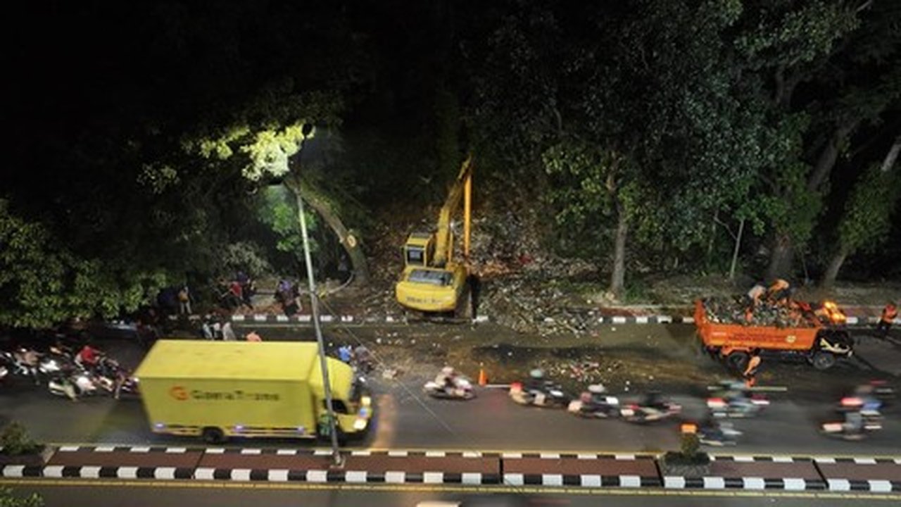 Sampah Menumpuk di Kali Baru Bogor, Butuh Puluhan Truk Pengangkut