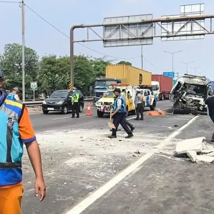 Satu Tewas dalam Kecelakaan Beruntun 6 Kendaraan di Tol Bintara