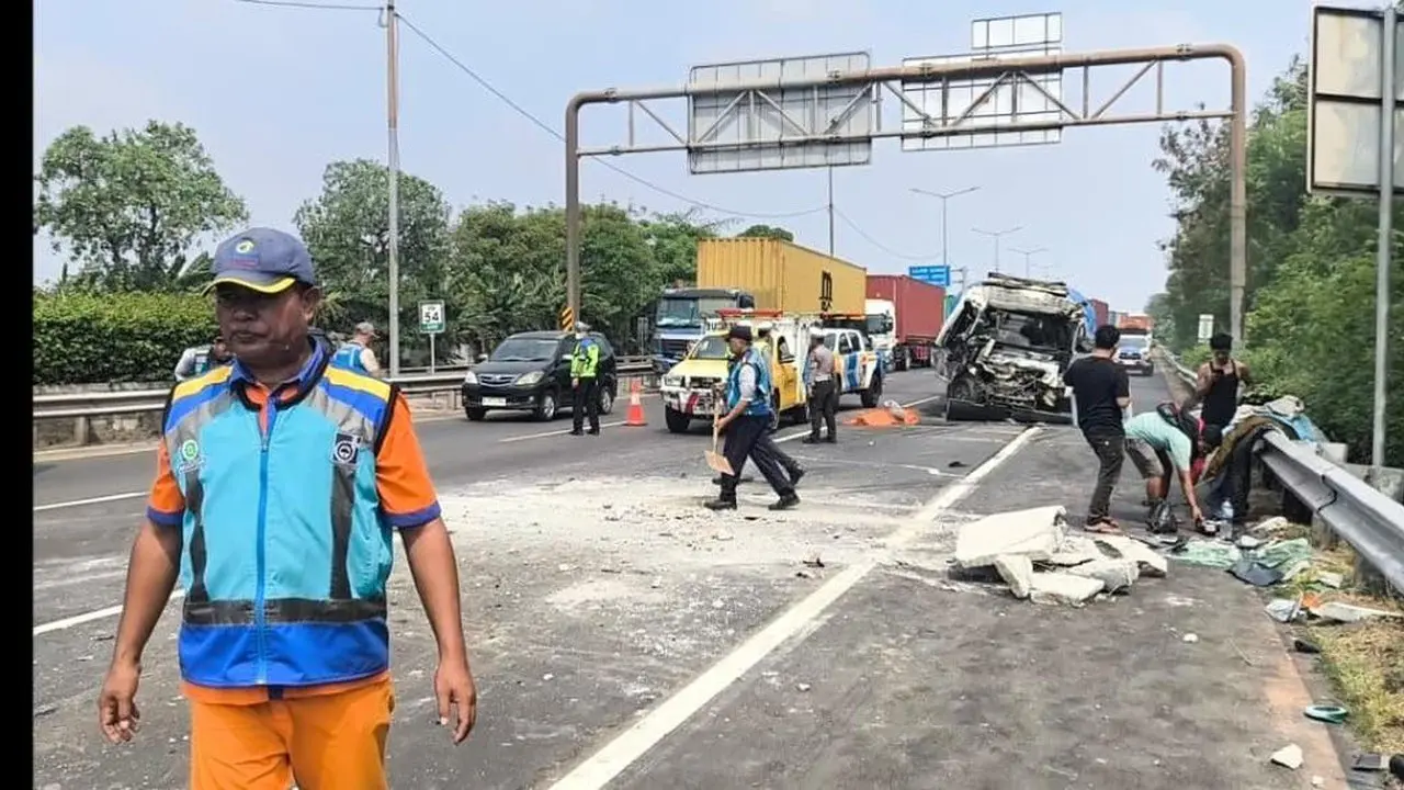 Satu Tewas dalam Kecelakaan Beruntun 6 Kendaraan di Tol Bintara