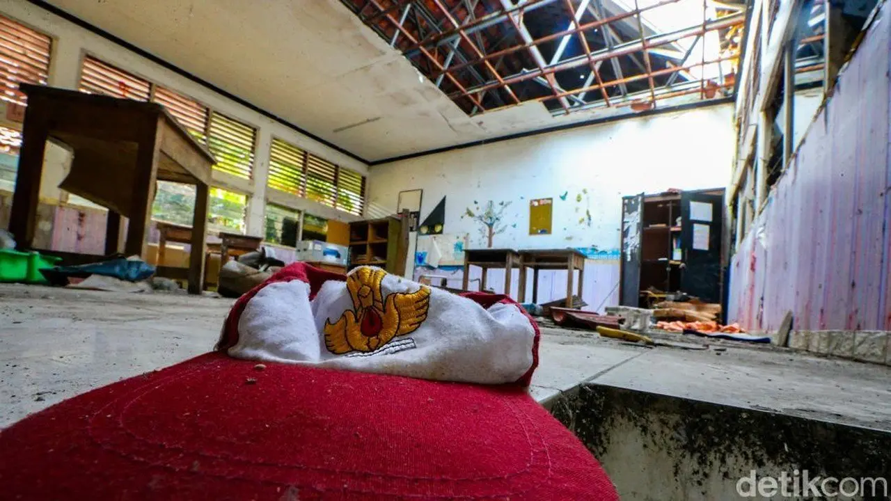 SDN Kebayoran Lama Selatan 09 Roboh Akibat Usia Bangunan Sejak 1974