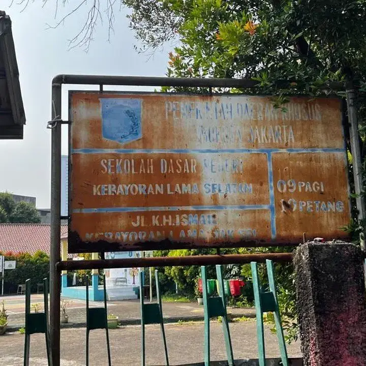SDN Kebayoran Lama Selatan 09 Terbengkalai Setelah Roboh, Siswa Pinjam Gedung Sekolah Lain