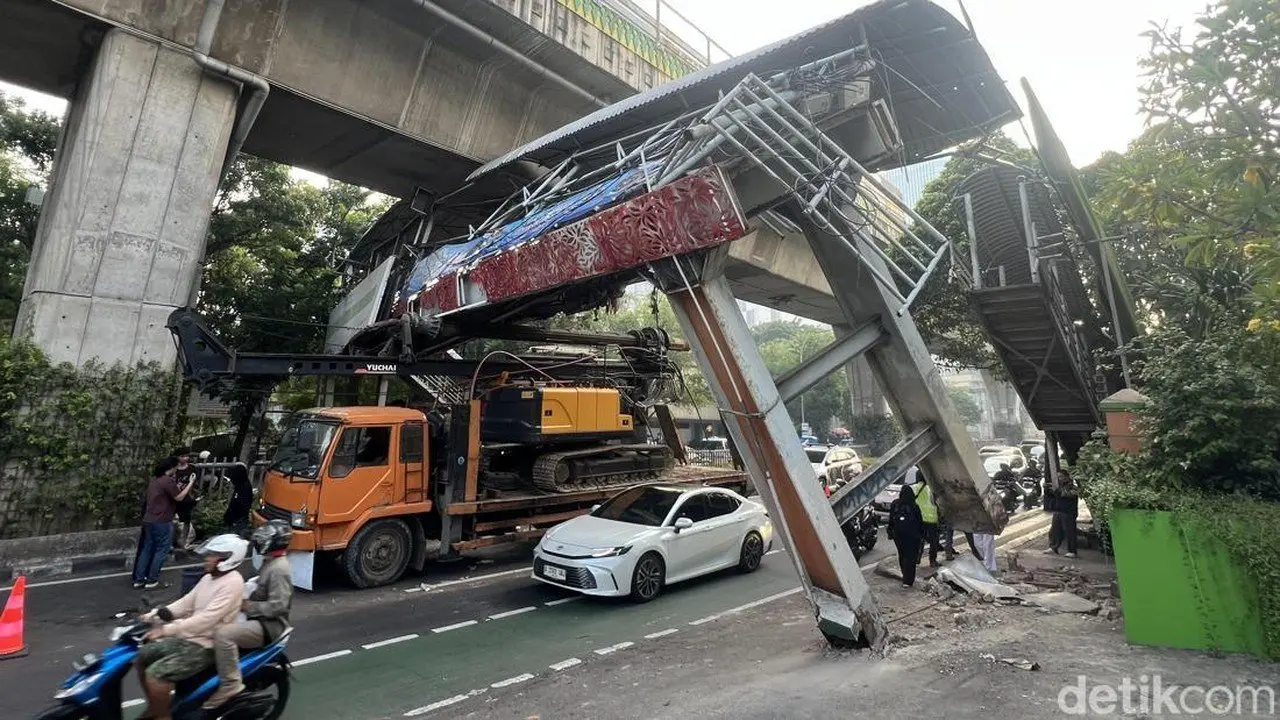 Sopir Pengangkut Crane Meleng, JPO Tendean Doyong dan Evakuasi Picu Kemacetan Parah