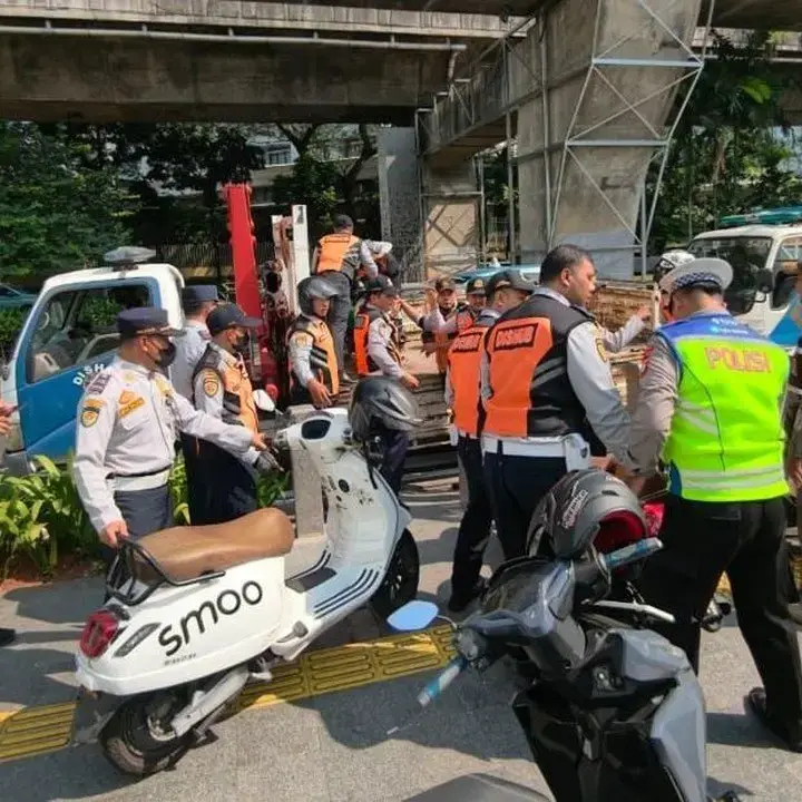 Sudinhub Jaksel Angkut 21 Motor yang Parkir di Trotoar Depan ITC Kuningan