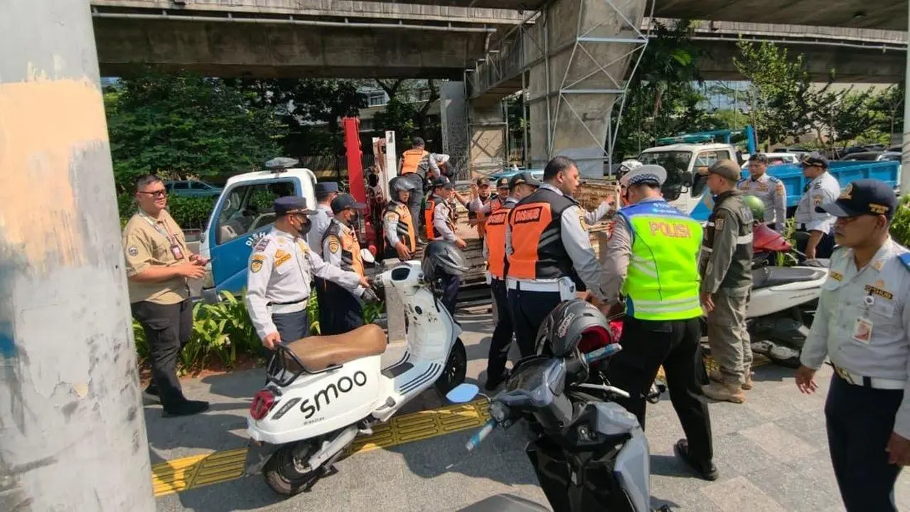 Sudinhub Jaksel Angkut 21 Motor yang Parkir di Trotoar Depan ITC Kuningan