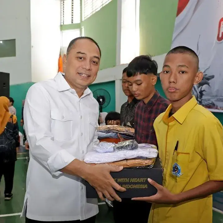 Surabaya Salurkan Bantuan Pendidikan untuk 7.380 Siswa SMA/SMK/MA