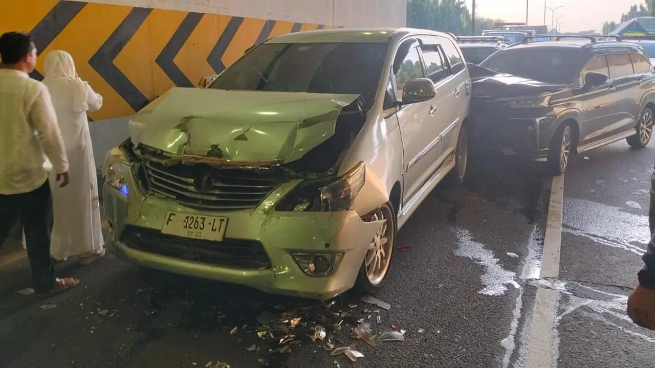 Tabrakan Beruntun 4 Mobil di Tol JORR Akibat Pengereman Mendadak