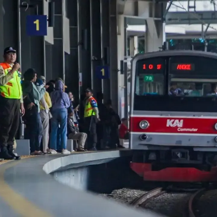 Tangan Penumpang Terjepit Pintu KRL, Kereta Tetap Berjalan Meski Ada Isyarat Petugas