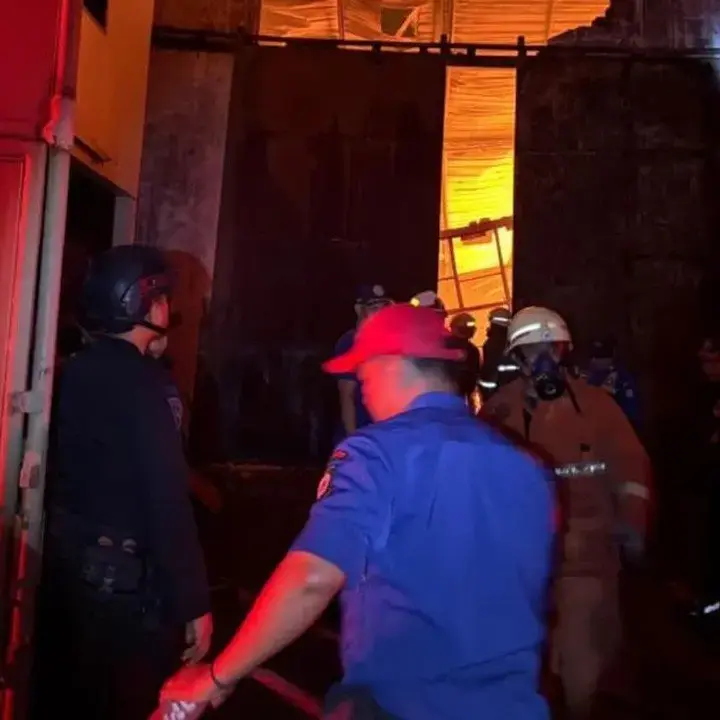 Tiga Gudang di Tangerang Dilalap Api, Brimob Turun Tangan