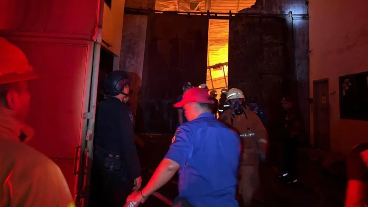 Tiga Gudang di Tangerang Dilalap Api, Brimob Turun Tangan