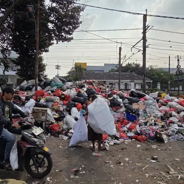 TPS Liar di Stasiun Pasar Minggu Makin Parah, Warga Keluhkan Bau dan Jalan Menyempit