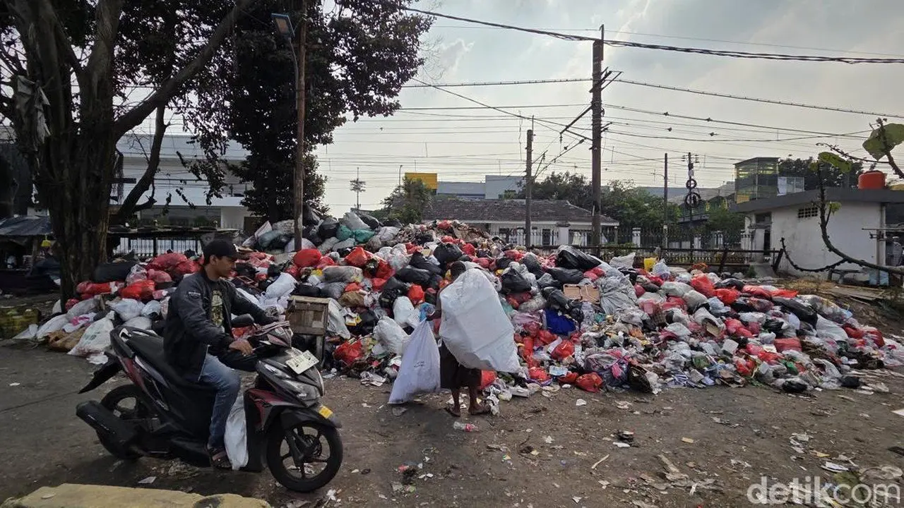 TPS Liar di Stasiun Pasar Minggu Makin Parah, Warga Keluhkan Bau dan Jalan Menyempit