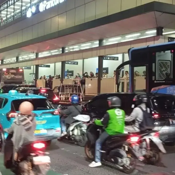 TransJakarta Perpendek Rute Koridor 13 Usai JPO Tendean Tertabrak Truk