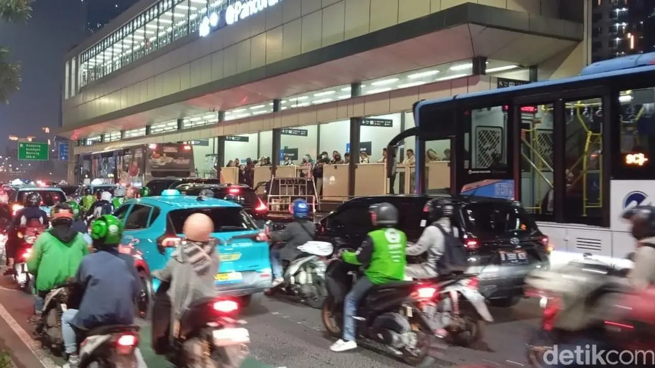 TransJakarta Perpendek Rute Koridor 13 Usai JPO Tendean Tertabrak Truk