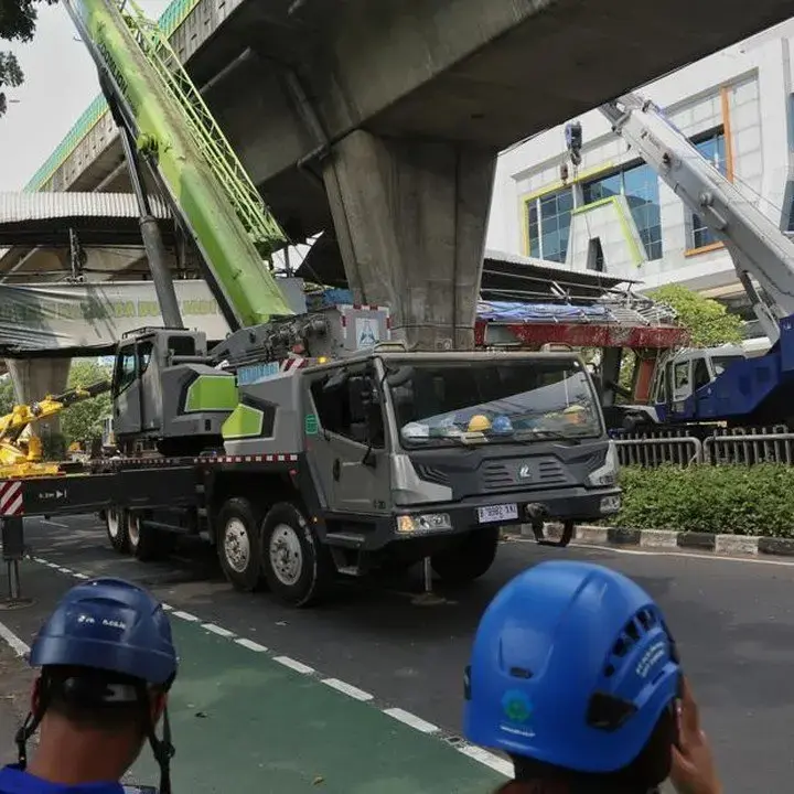 TransJakarta Rute 13B Terlambat Imbas Pembongkaran JPO Tendean