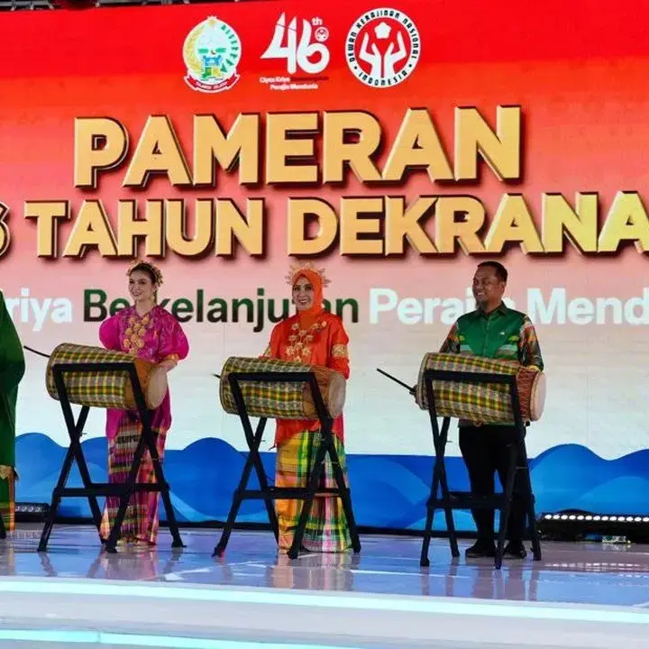 Tri Tito Hadiri Syukuran 46 Tahun Dekranas Dengan Baju Adat Bodo