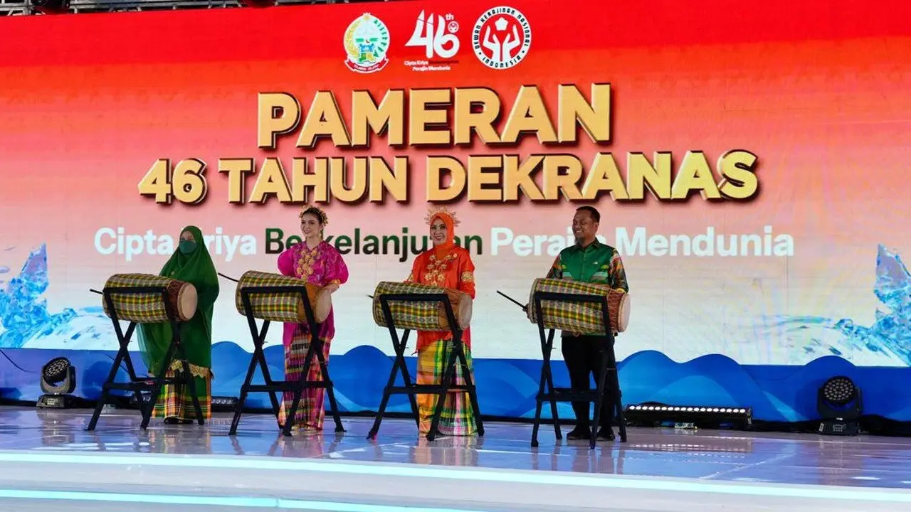 Tri Tito Hadiri Syukuran 46 Tahun Dekranas Dengan Baju Adat Bodo