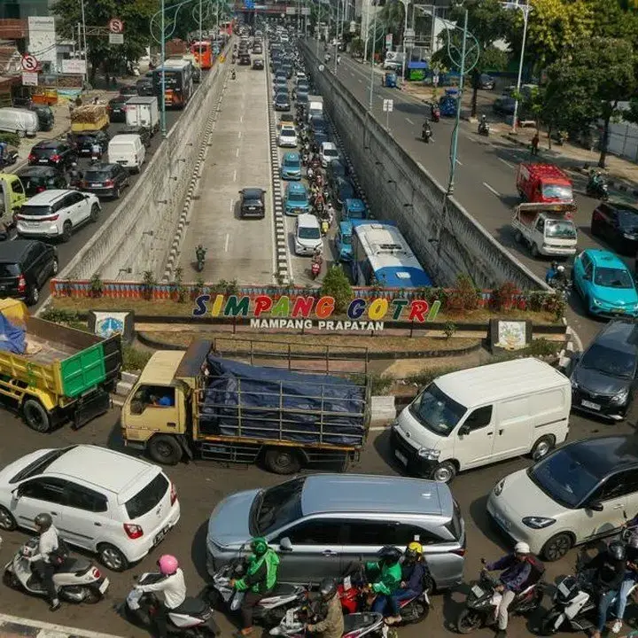 Truk Angkut Crane Tabrak dan Robohkan JPO Tendean, Lalin Terhambat Seharian