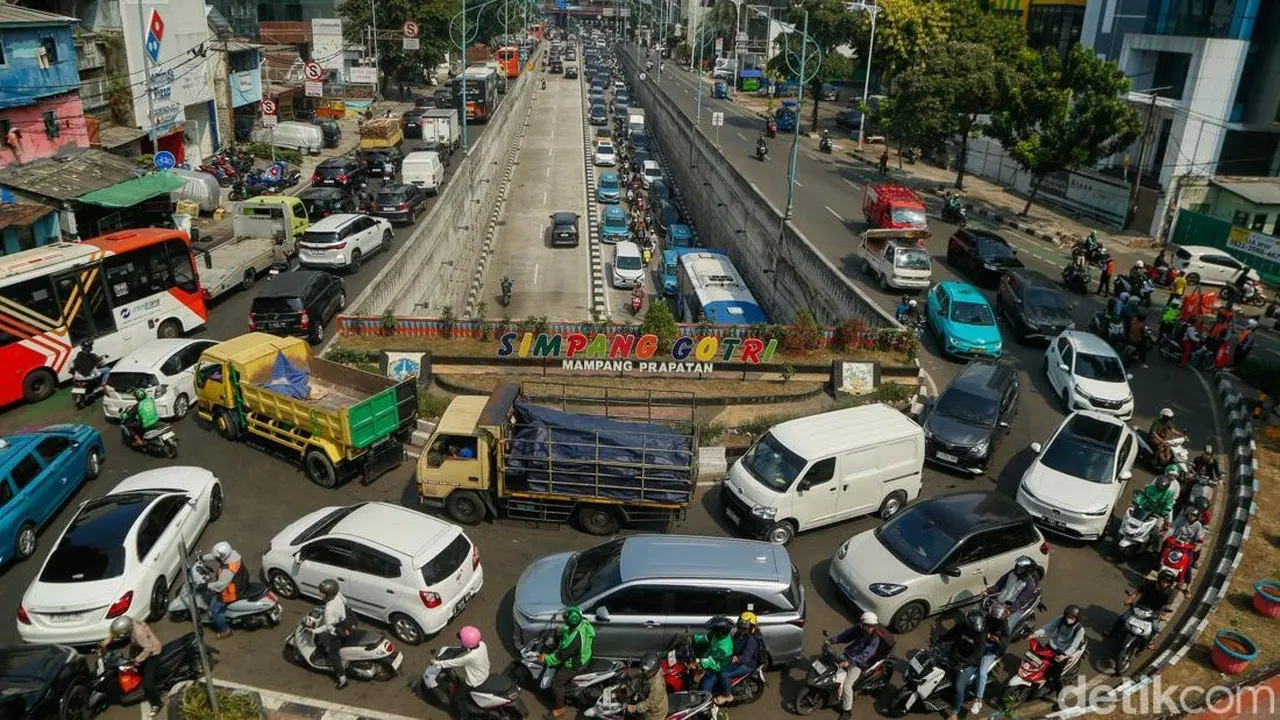 Truk Angkut Crane Tabrak dan Robohkan JPO Tendean, Lalin Terhambat Seharian