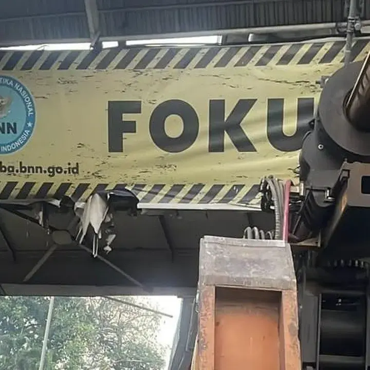 Truk Crane Tersangkut di JPO Kapten Tendean, Lalin Arah Blok M Macet