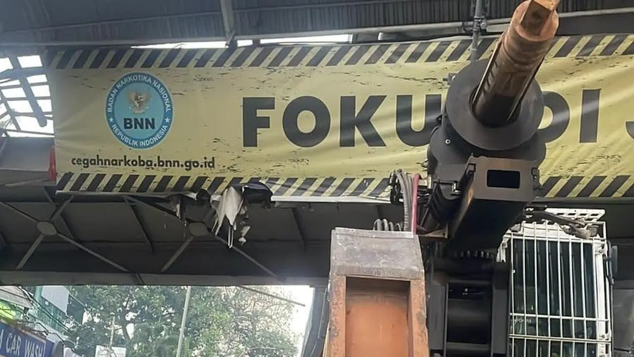 Truk Crane Tersangkut di JPO Kapten Tendean, Lalin Arah Blok M Macet