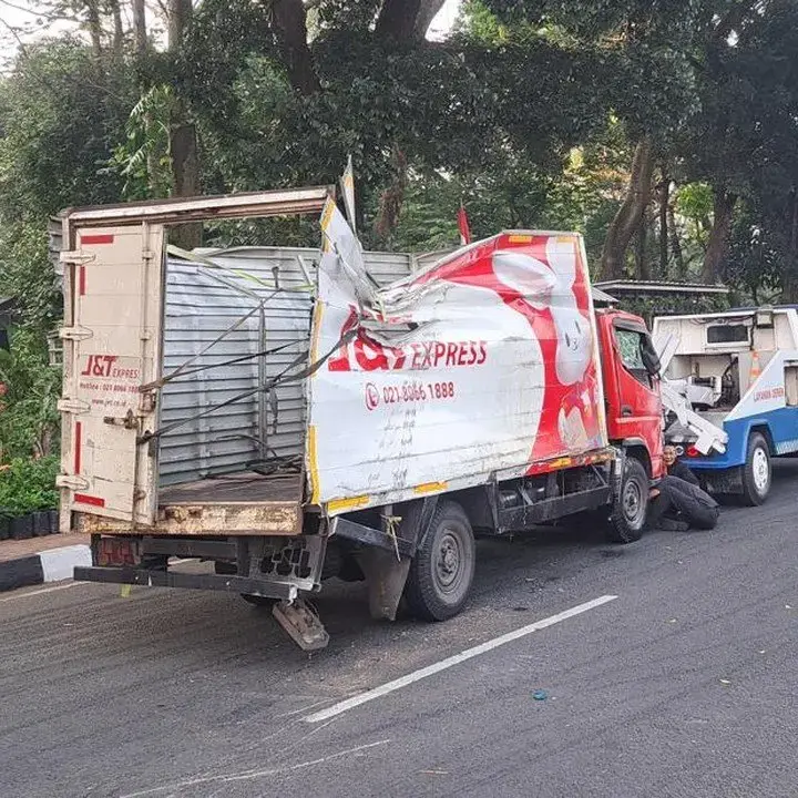 Truk Ekspedisi Terguling di Jalan Raya Bogor Usai Hindari Mobil Putar Balik