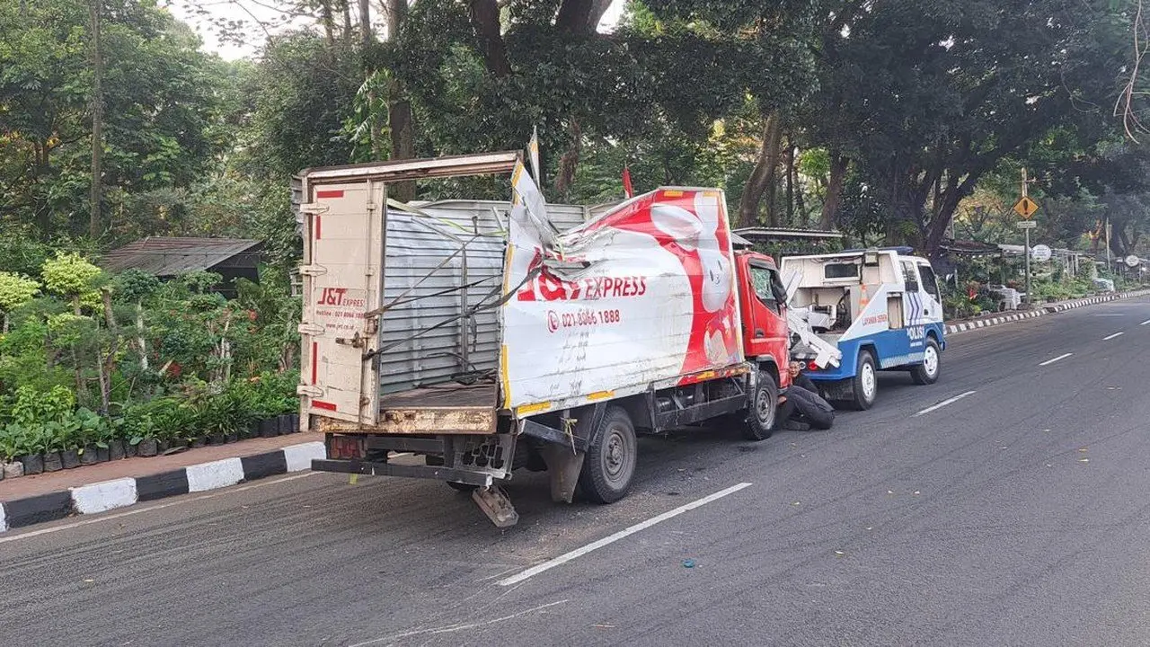 Truk Ekspedisi Terguling di Jalan Raya Bogor Usai Hindari Mobil Putar Balik