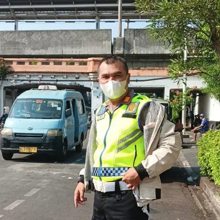 Truk Molen Tersangkut di Bawah Jembatan Matraman Dievakuasi Dengan Mengempeskan Ban