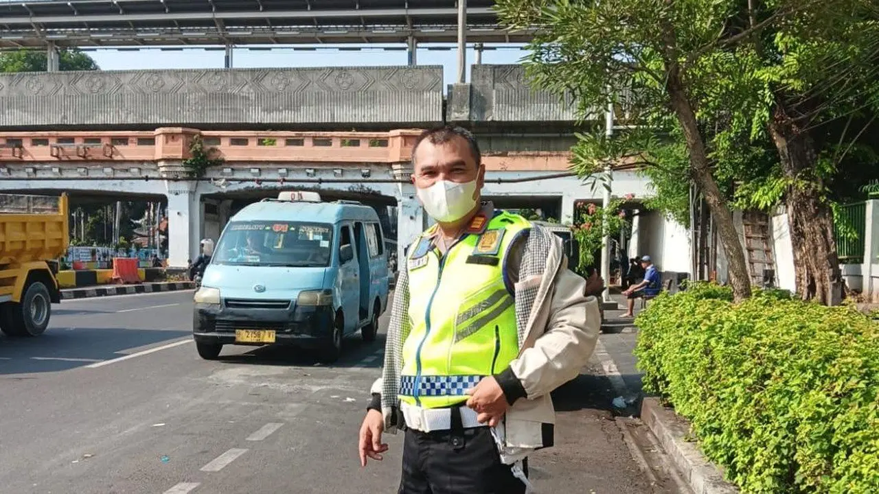 Truk Molen Tersangkut di Bawah Jembatan Matraman Dievakuasi Dengan Mengempeskan Ban