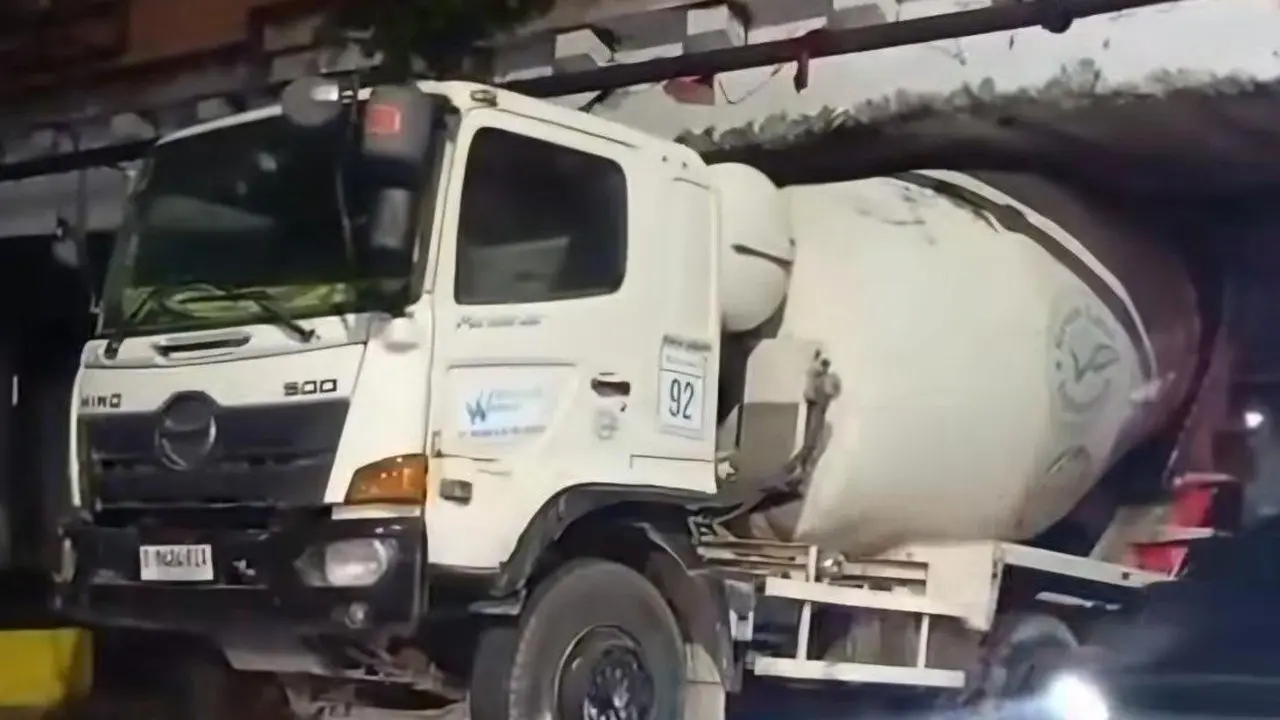 Truk Molen Tersangkut di Bawah Jembatan Matraman, Dishub Pastikan Struktur Aman