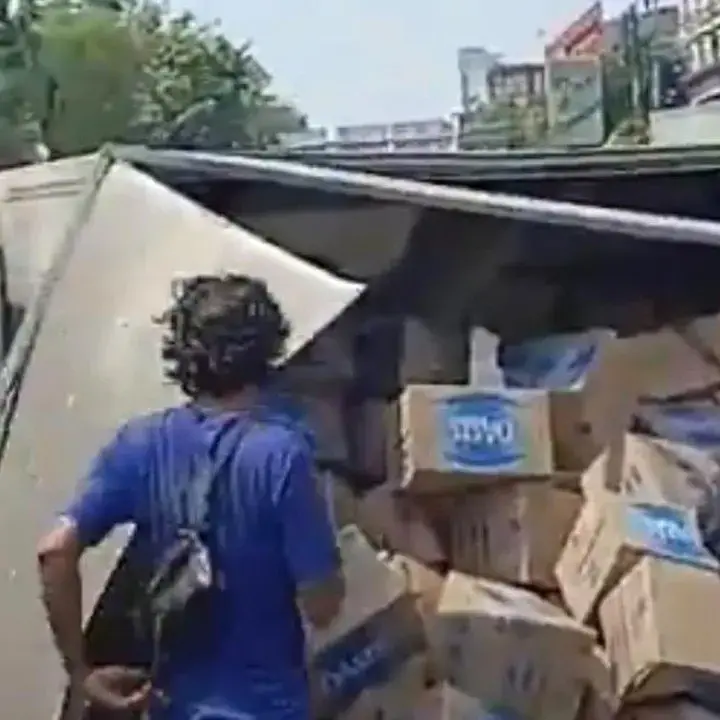 Truk Muatan Air Mineral Terbalik di Jalan Pemuda Rawamangun, Lalin Tersendat
