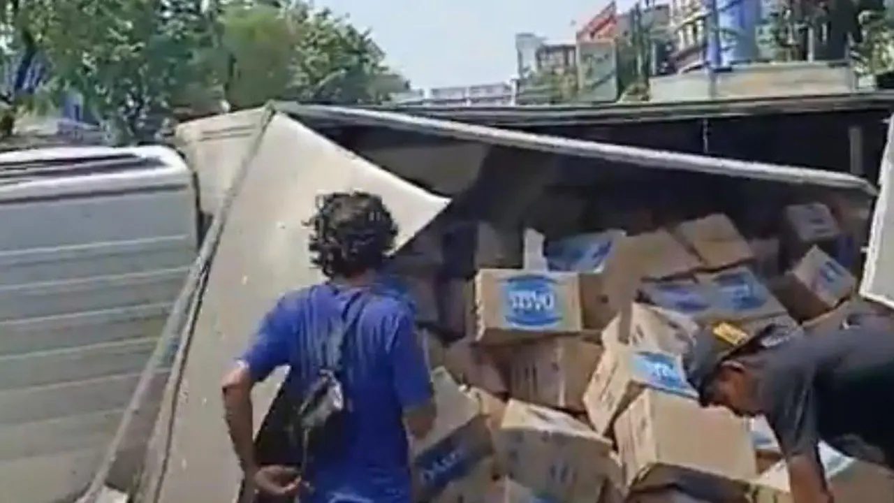 Truk Muatan Air Mineral Terbalik di Jalan Pemuda Rawamangun, Lalin Tersendat