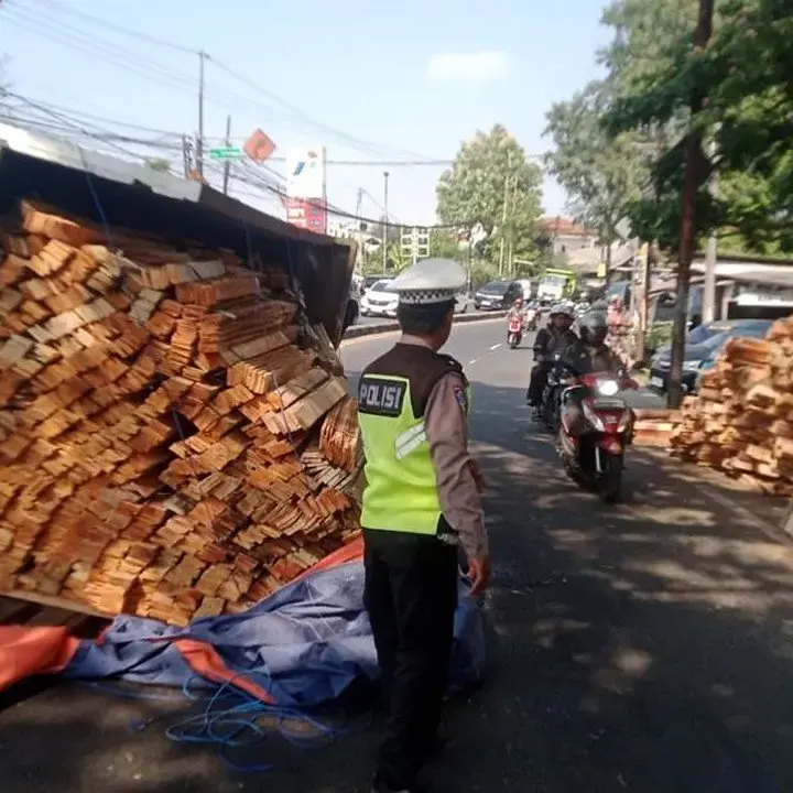 Truk Muatan Kayu Terguling di Bojongsari, Arus Lalu Lintas Sempat Dialihkan
