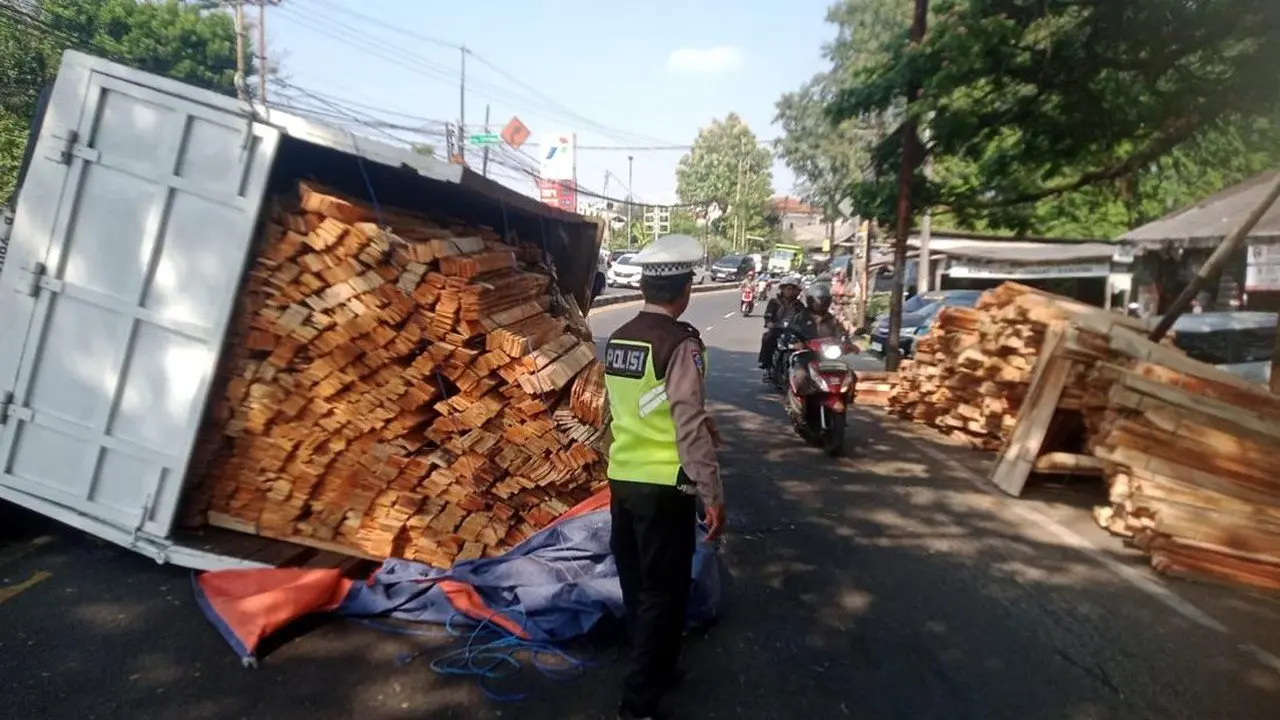 Truk Muatan Kayu Terguling di Bojongsari, Arus Lalu Lintas Sempat Dialihkan